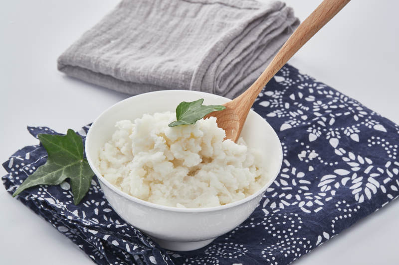 白色背景上的速食土豆泥颗粒图片