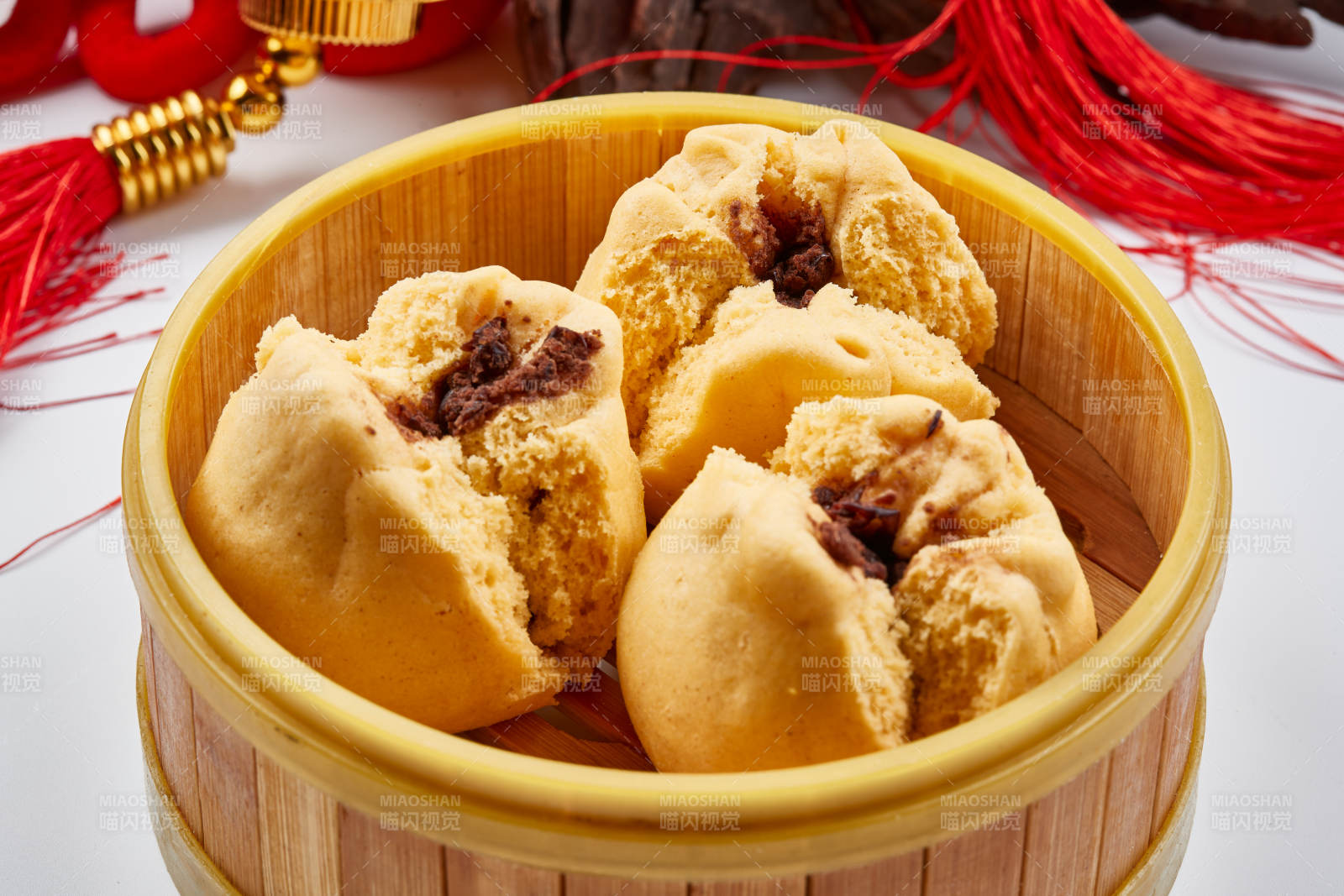 精美餐具装的糜子面豆馅开花黄馍馍图片