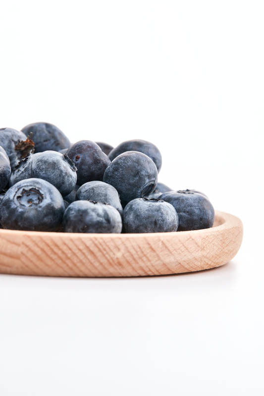 白色背景上摆放的水润新鲜蓝莓果图片