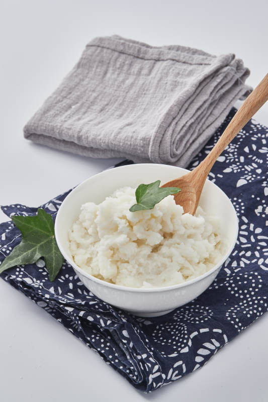 白色背景上的速食土豆泥颗粒图片