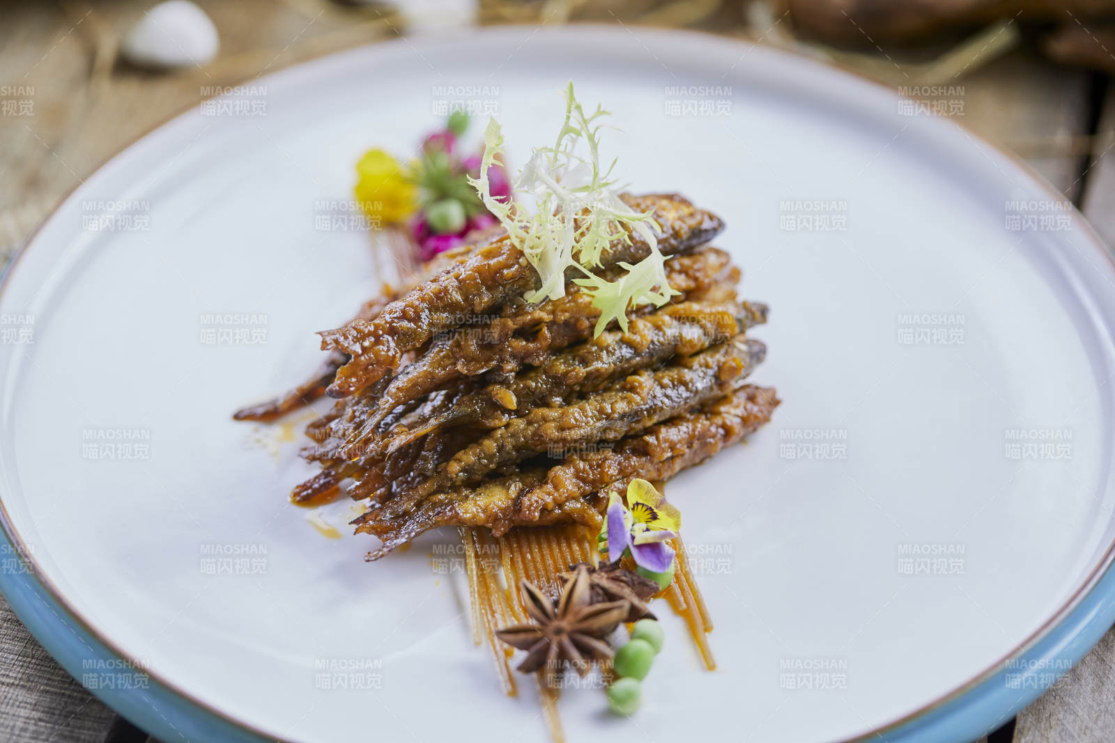 裹面油炸香酥小鱼图片