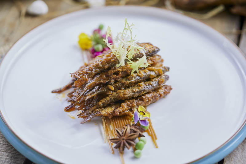 裹面油炸香酥小鱼图片