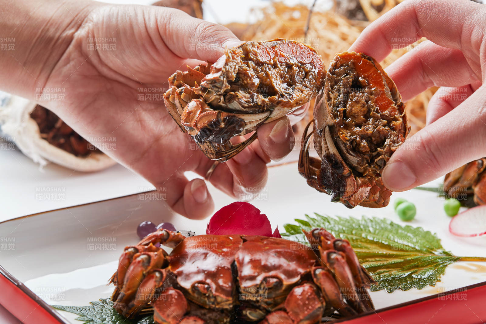 精美餐具装的风味糟醉阳澄湖大闸蟹图片