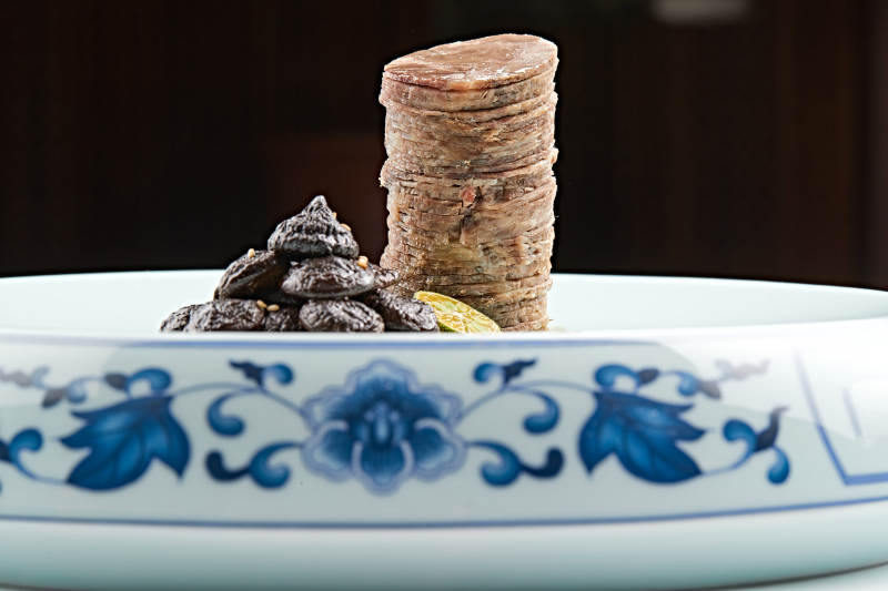 青花瓷盘装的酱腌口蘑配压肘花图片