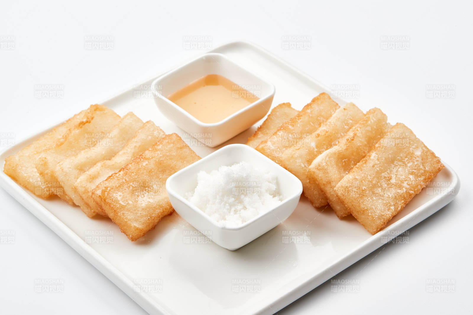 白色瓷盘装的美味香炸糯米糍粑图片