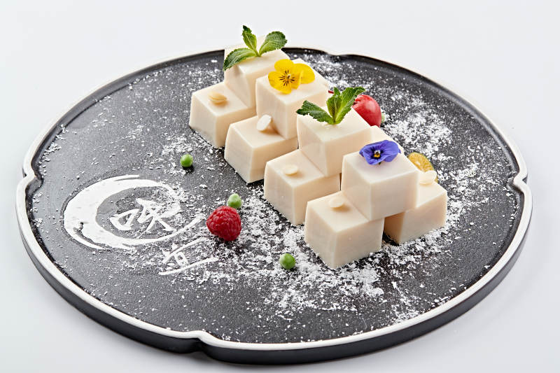 精美餐具装的自制杏仁豆腐图片