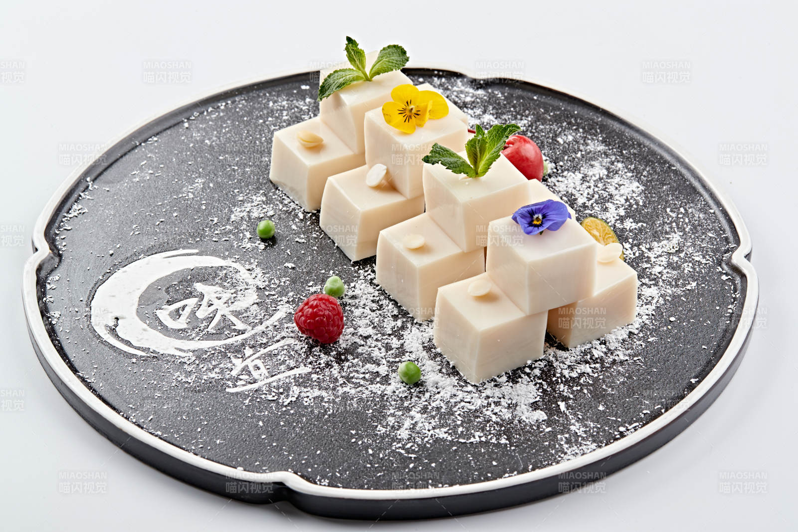 精美餐具装的自制杏仁豆腐图片