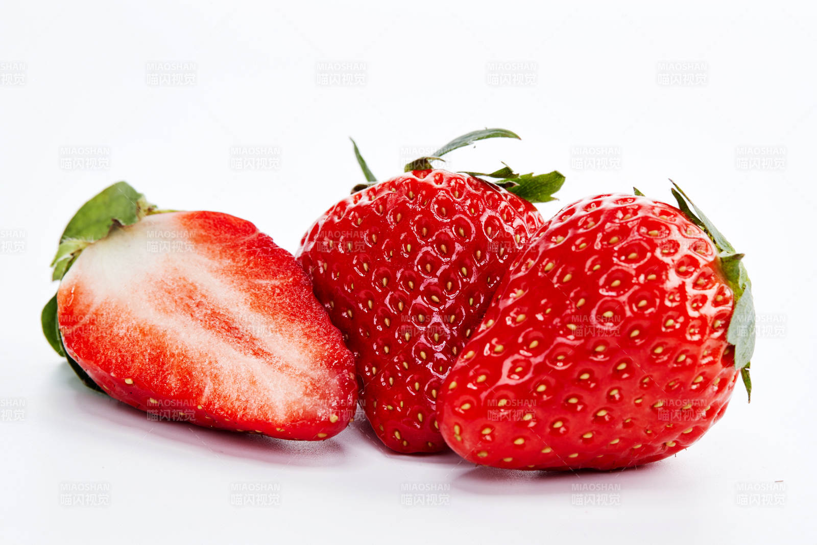 白色背景上摆放的新鲜草莓图片
