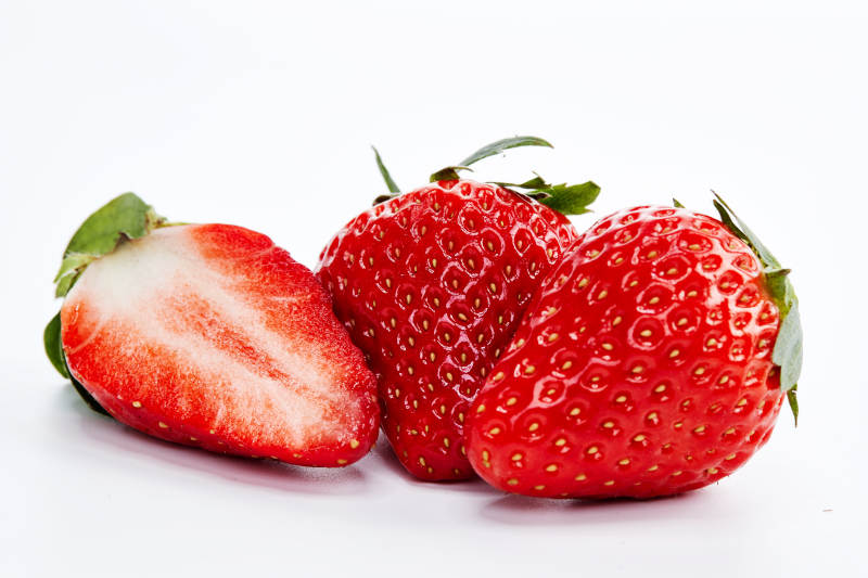 白色背景上摆放的新鲜草莓图片
