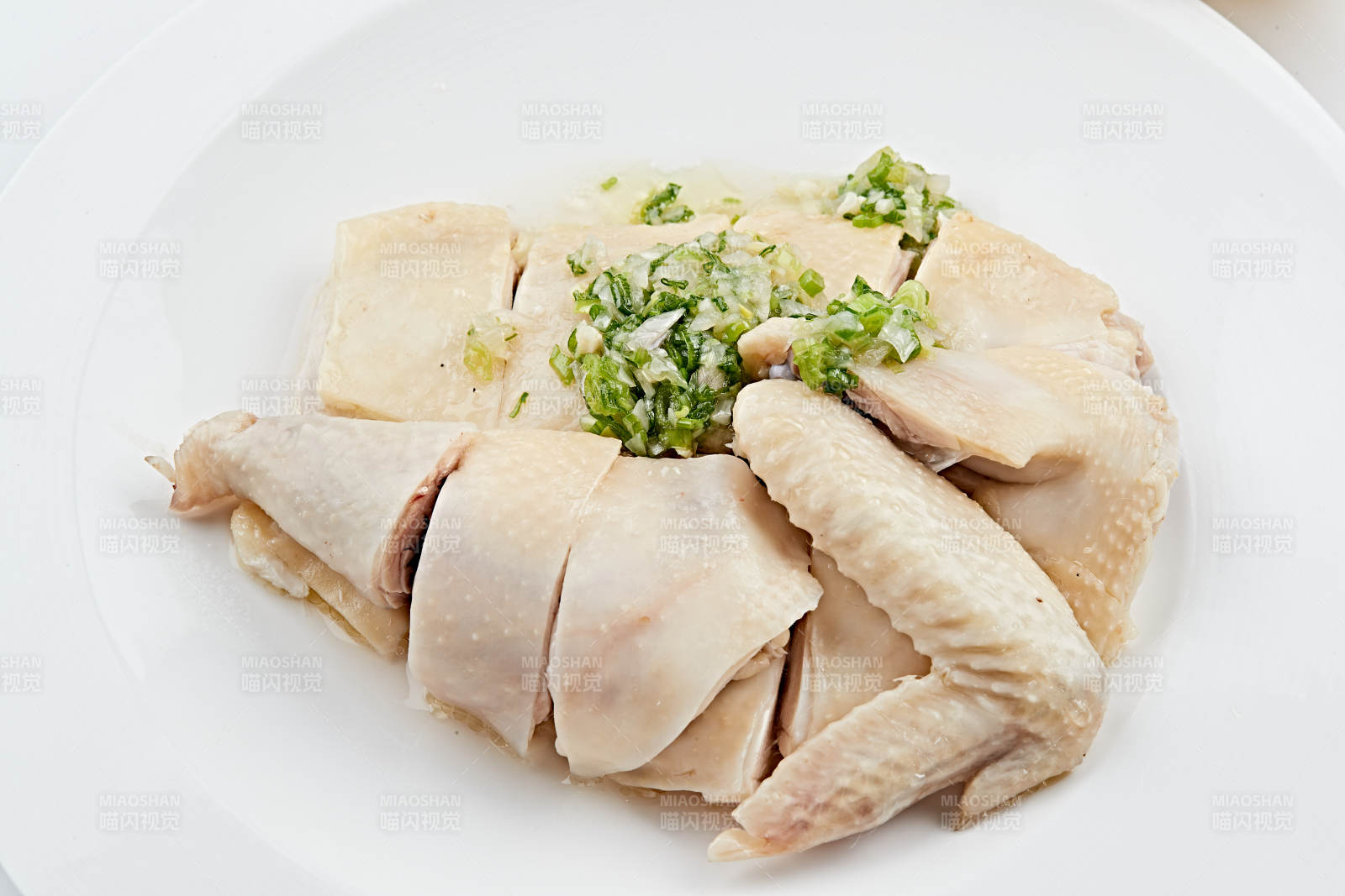 白色盘装的广式蘸汁白切鸡图片