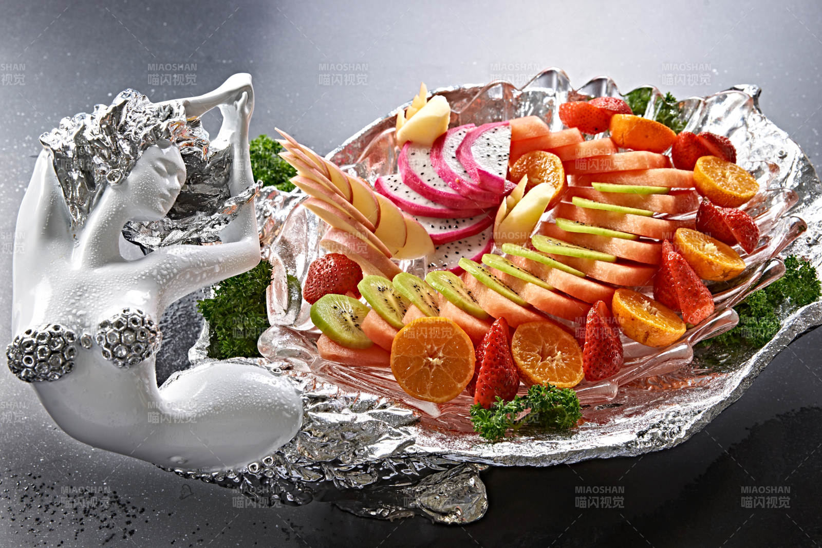精美餐具装的的水果盘图片