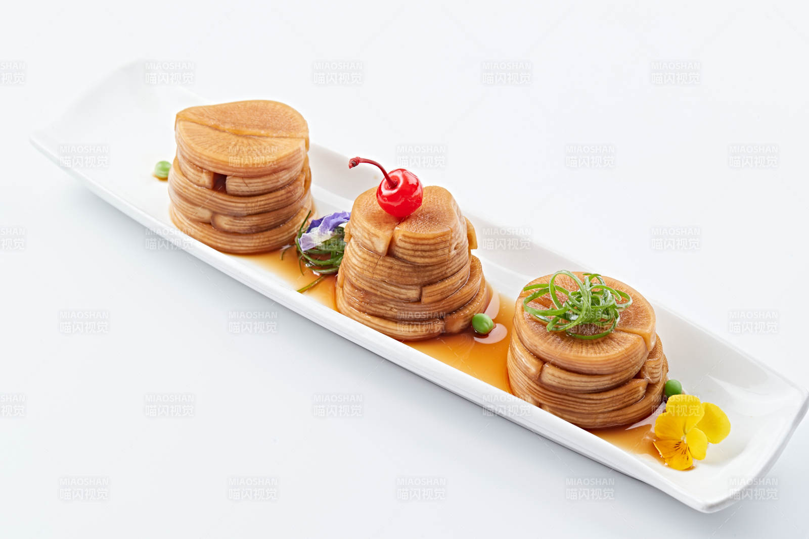 白色瓷盘装的腌渍萝卜图片