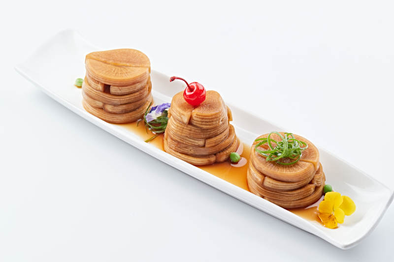 白色瓷盘装的腌渍萝卜图片