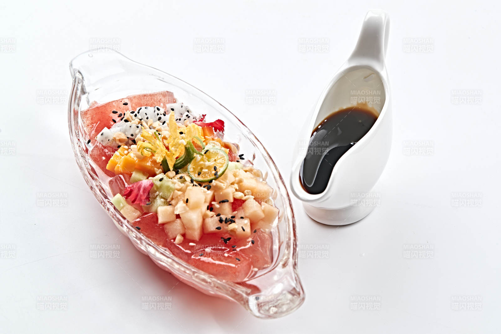 玻璃器皿装的红糖水冰粉水果捞图片