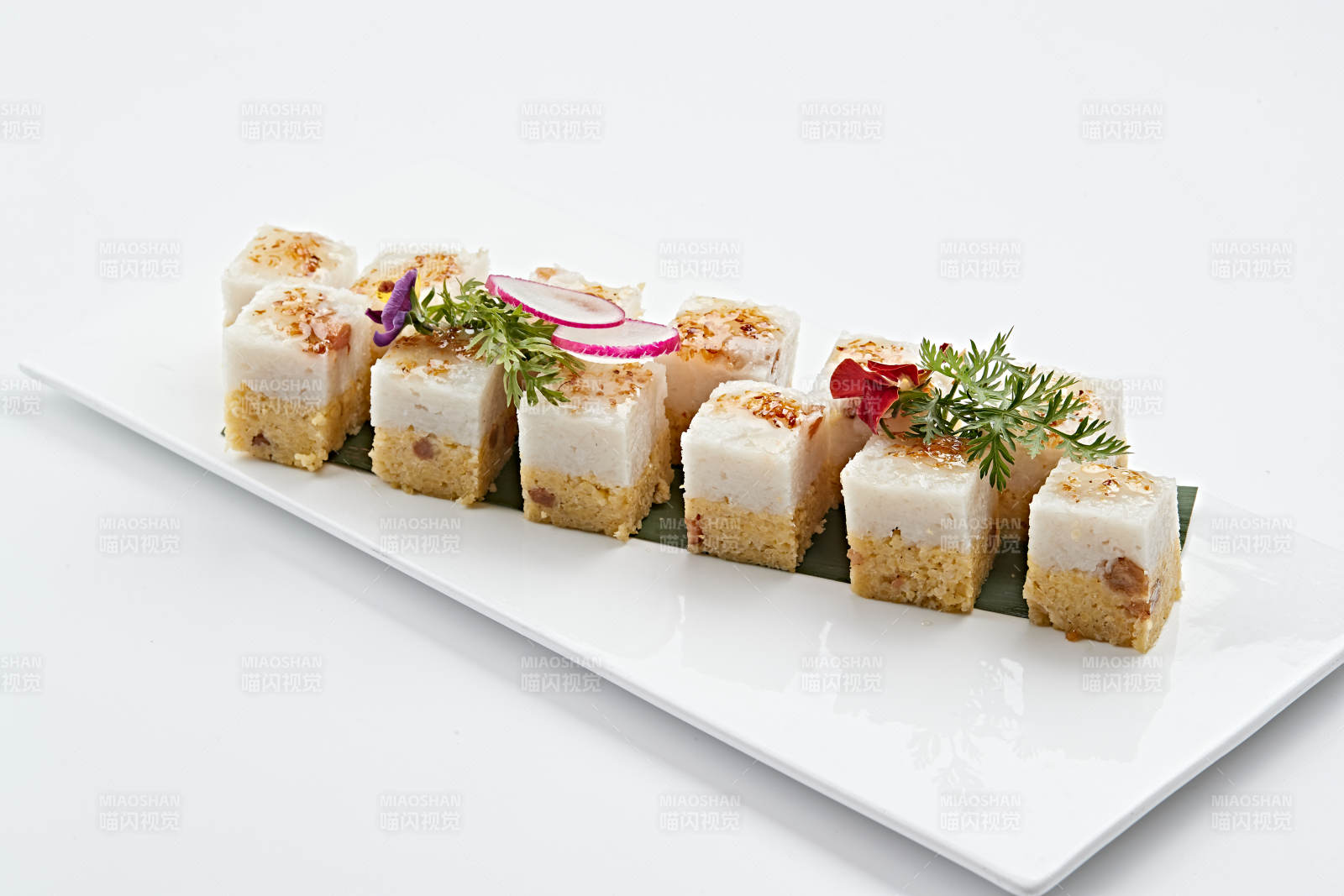白色瓷盘装的桂花蜜双色米糕图片