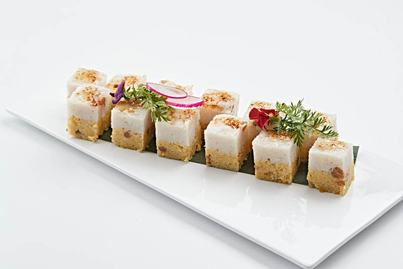 白色瓷盘装的桂花蜜双色米糕图片