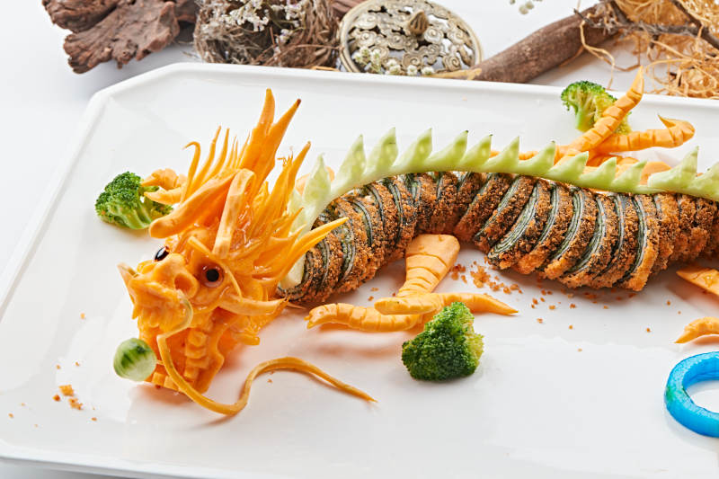 传统中国龙造型雕刻的蟹籽海苔卷图片