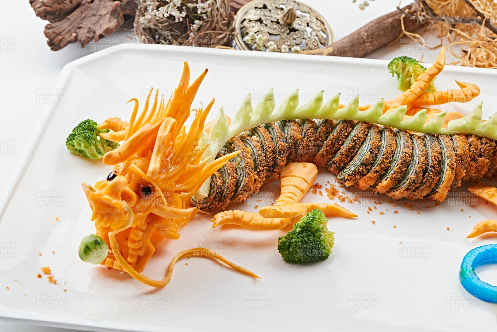 传统中国龙造型雕刻的蟹籽海苔卷图片