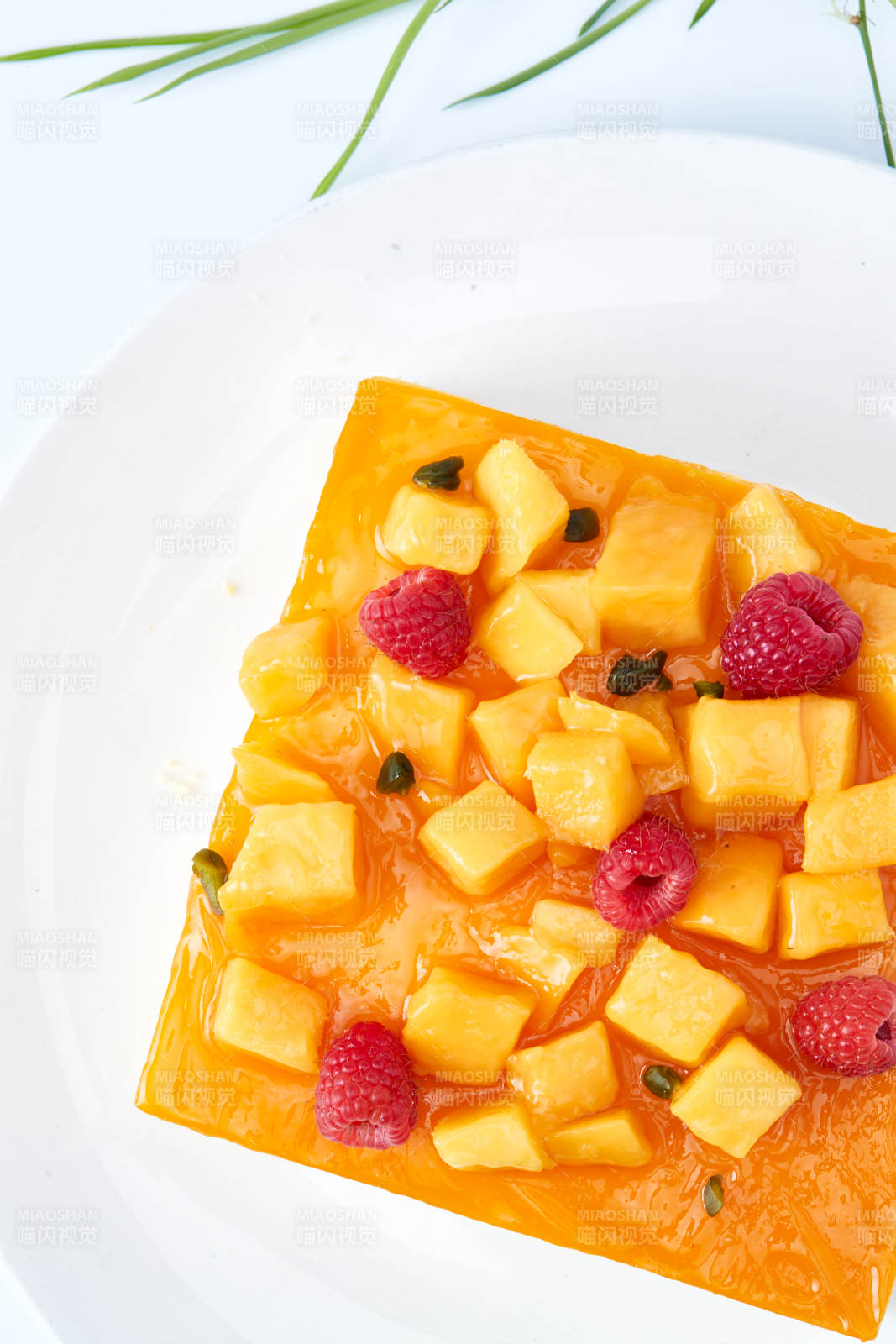 树莓芒果鲜奶慕斯蛋糕图片