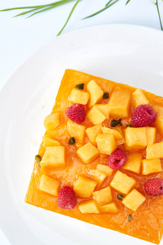 树莓芒果鲜奶慕斯蛋糕图片