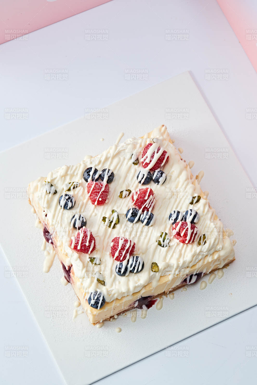 蓝莓树莓鲜奶慕斯蛋糕图片