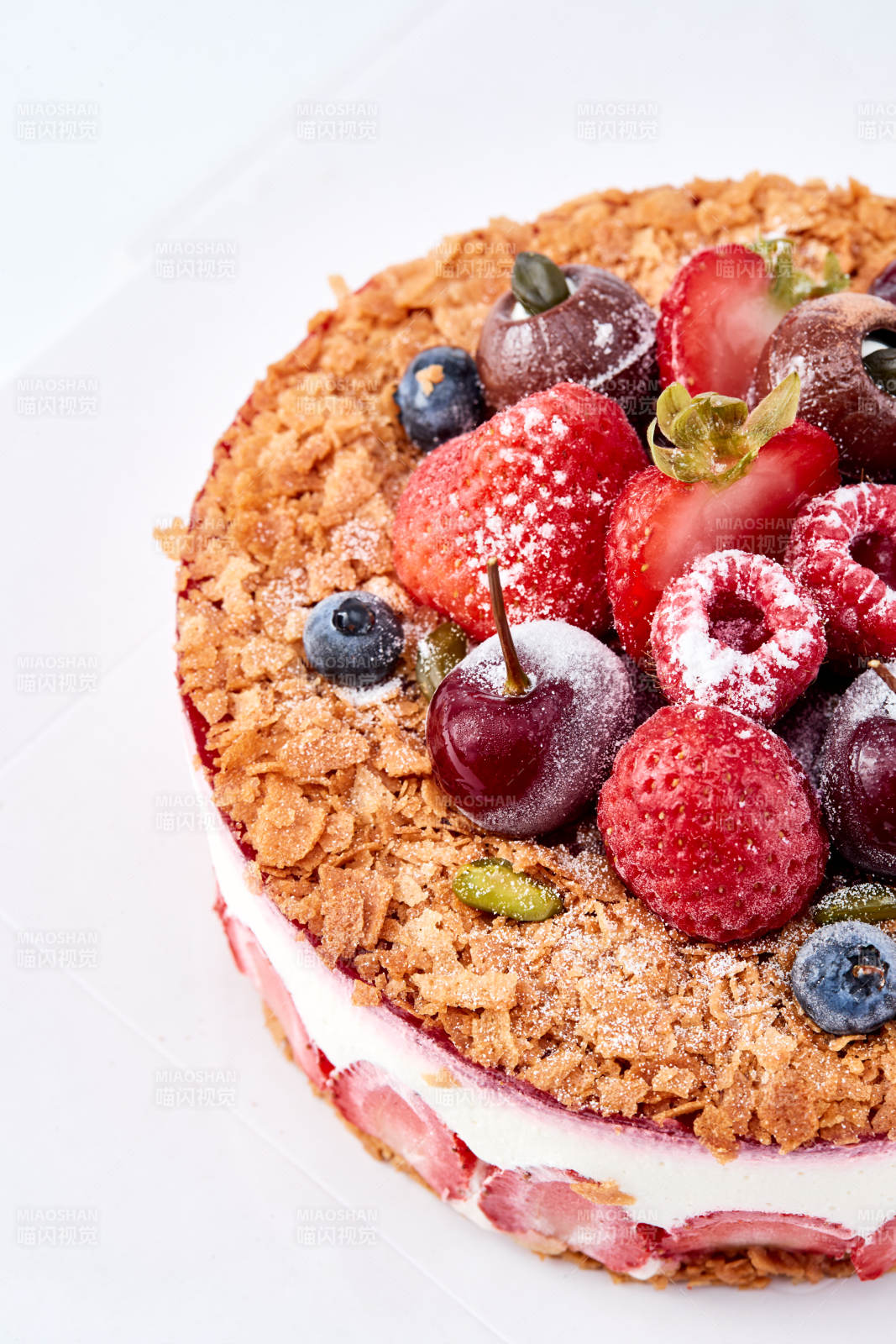 鲜水果点缀的鲜奶慕斯草莓烤坚果生日蛋糕图片