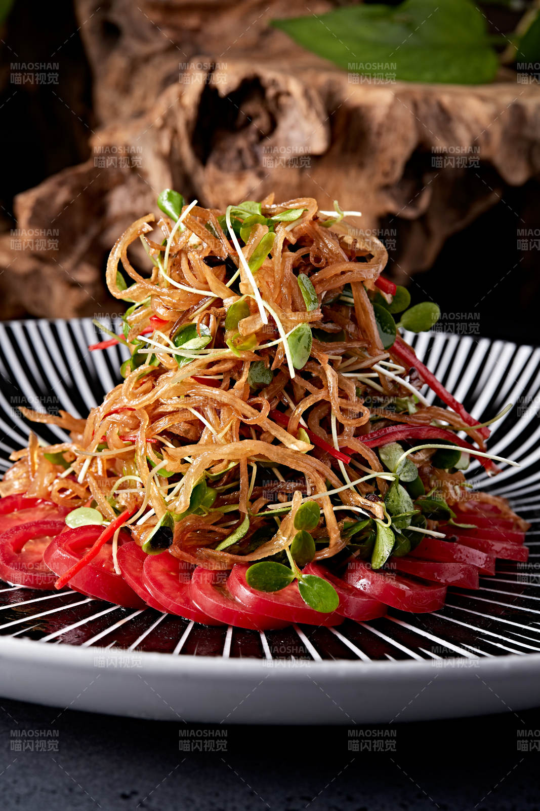 香椿苗炝拌杏鲍菇丝配圣女果图片