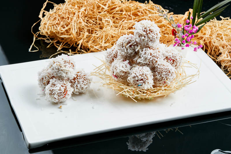 白色瓷盘装的的酥炸糯米猪肉丸图片