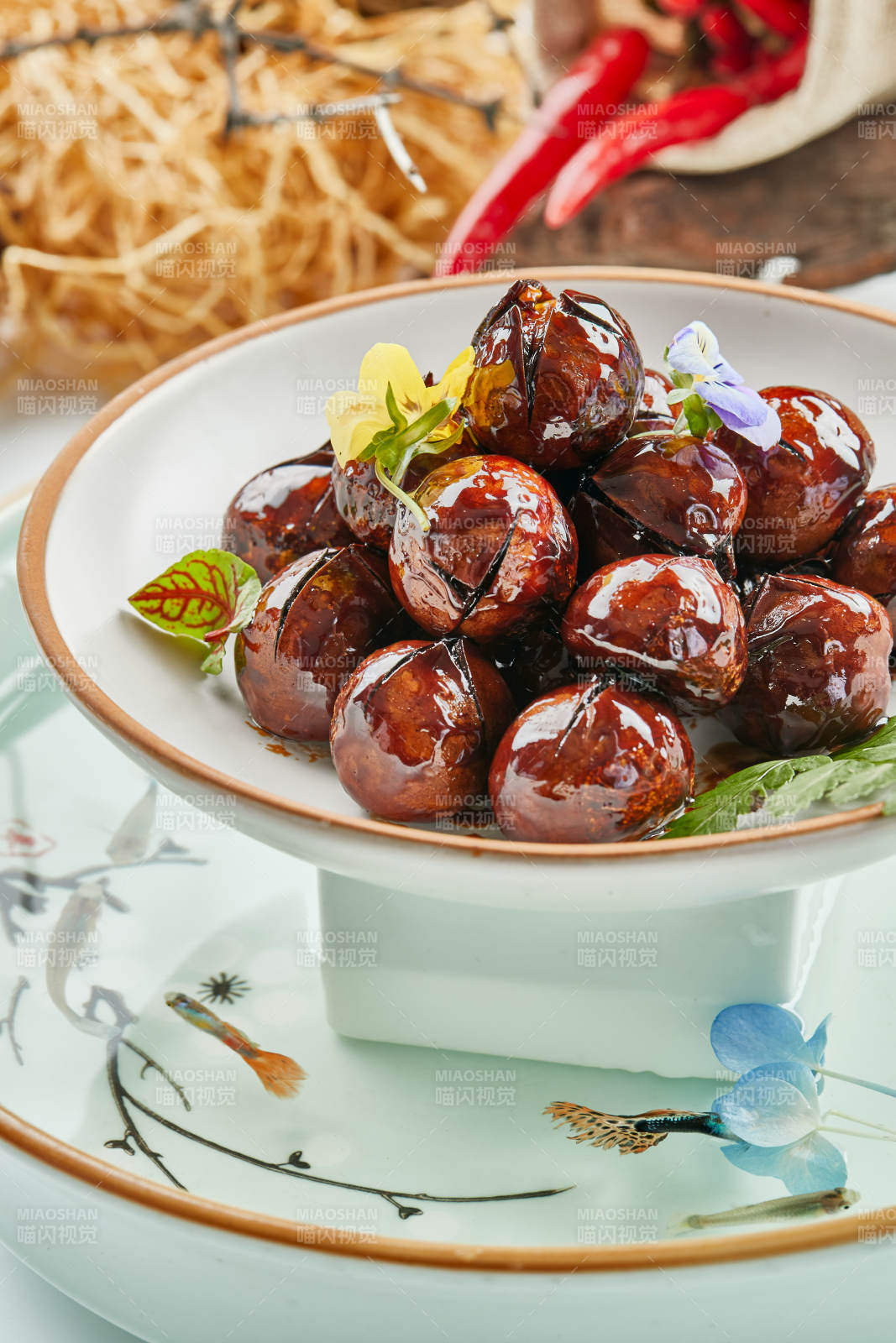 精美餐具装的糖焗开口板栗图片