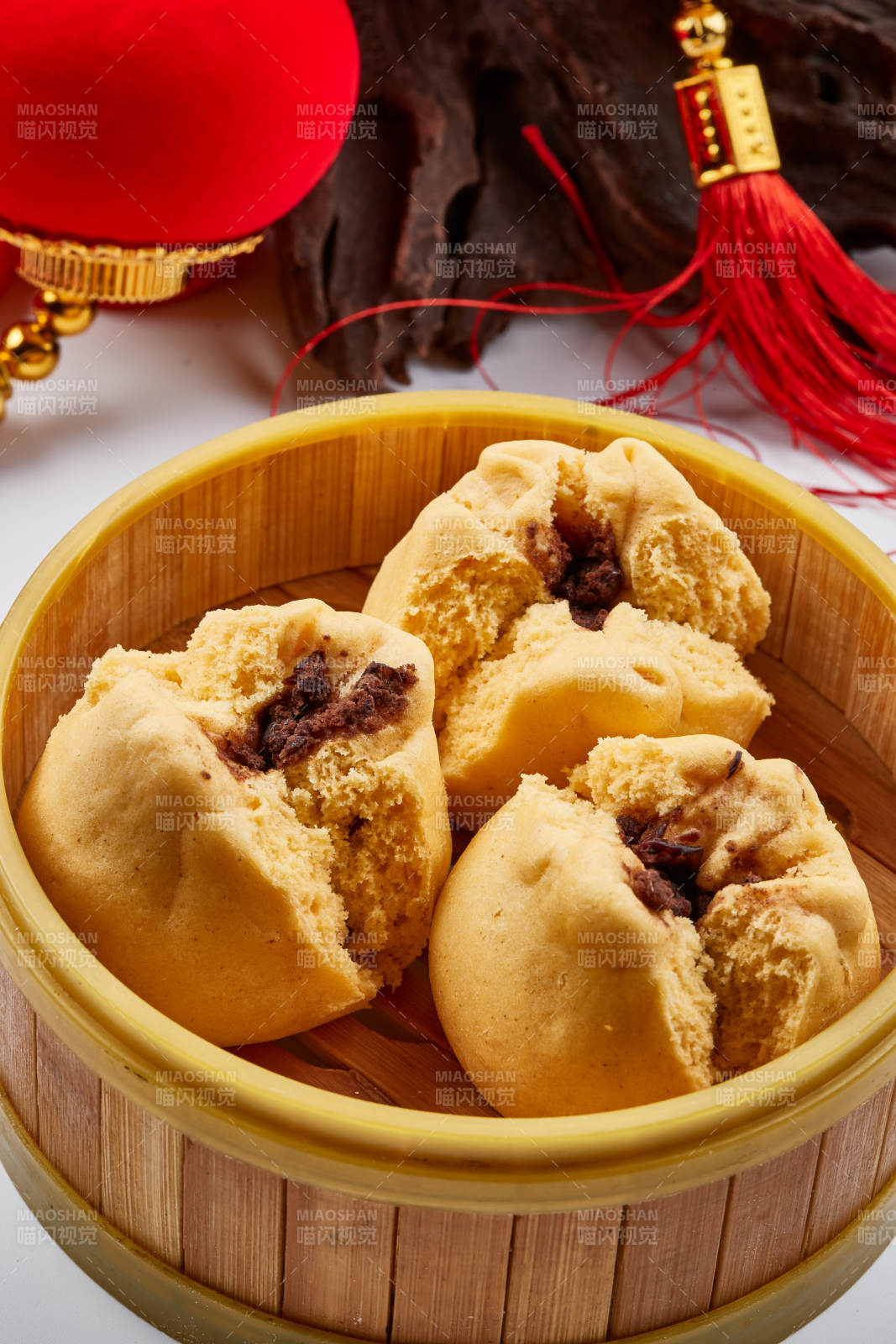 精美餐具装的糜子面豆馅开花黄馍馍图片