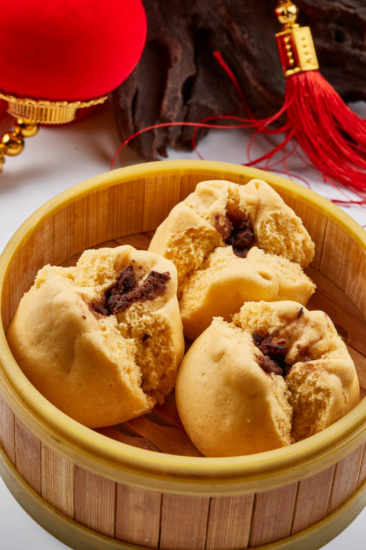 精美餐具装的糜子面豆馅开花黄馍馍图片