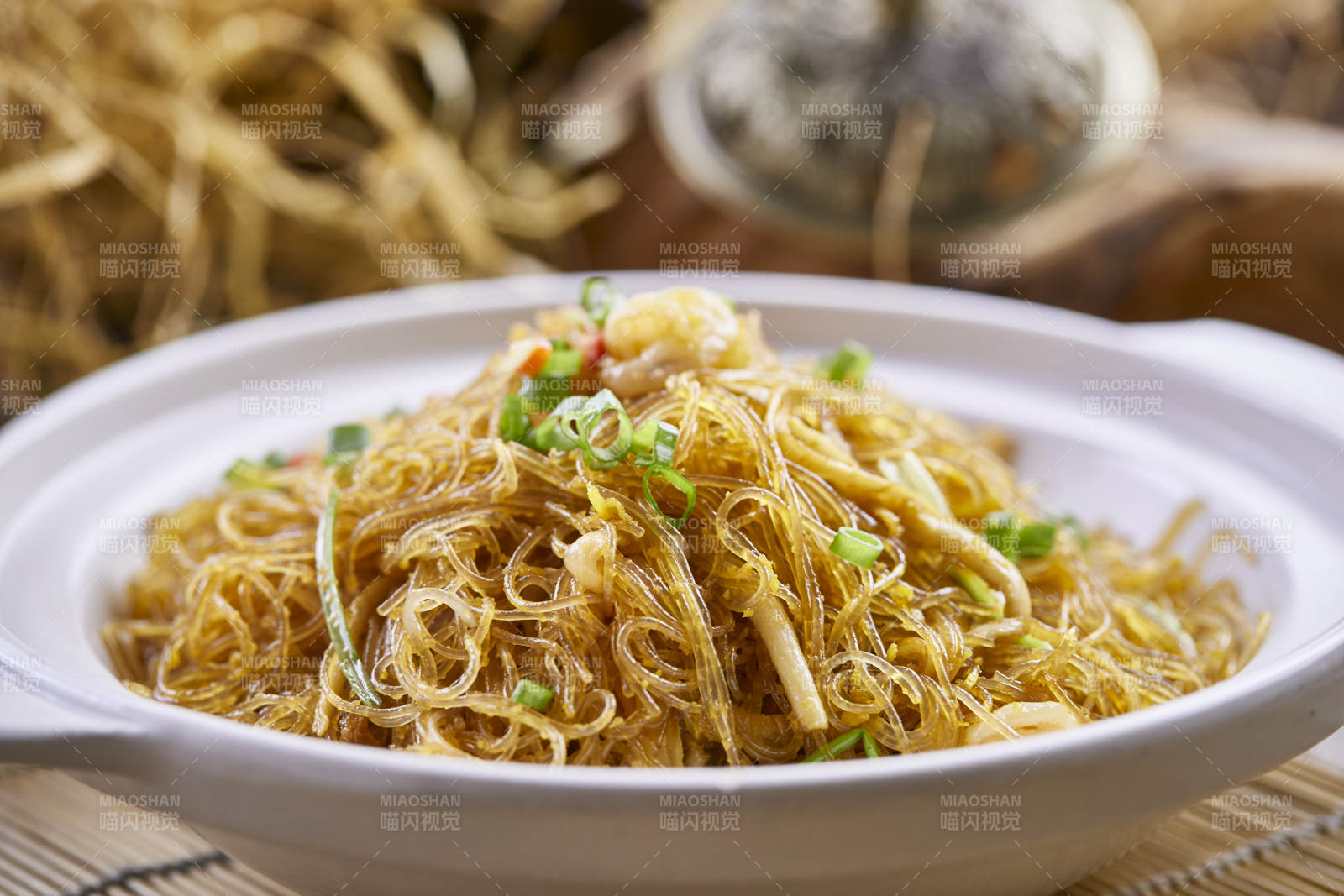 白色砂锅装的虾仁水晶粉丝煲图片