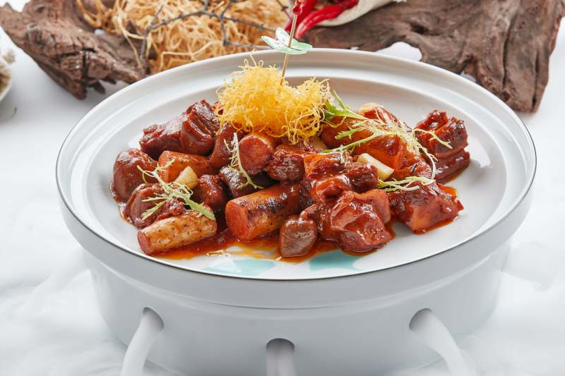精美瓷餐具装的红烧带皮驴肉铁棍山药图片