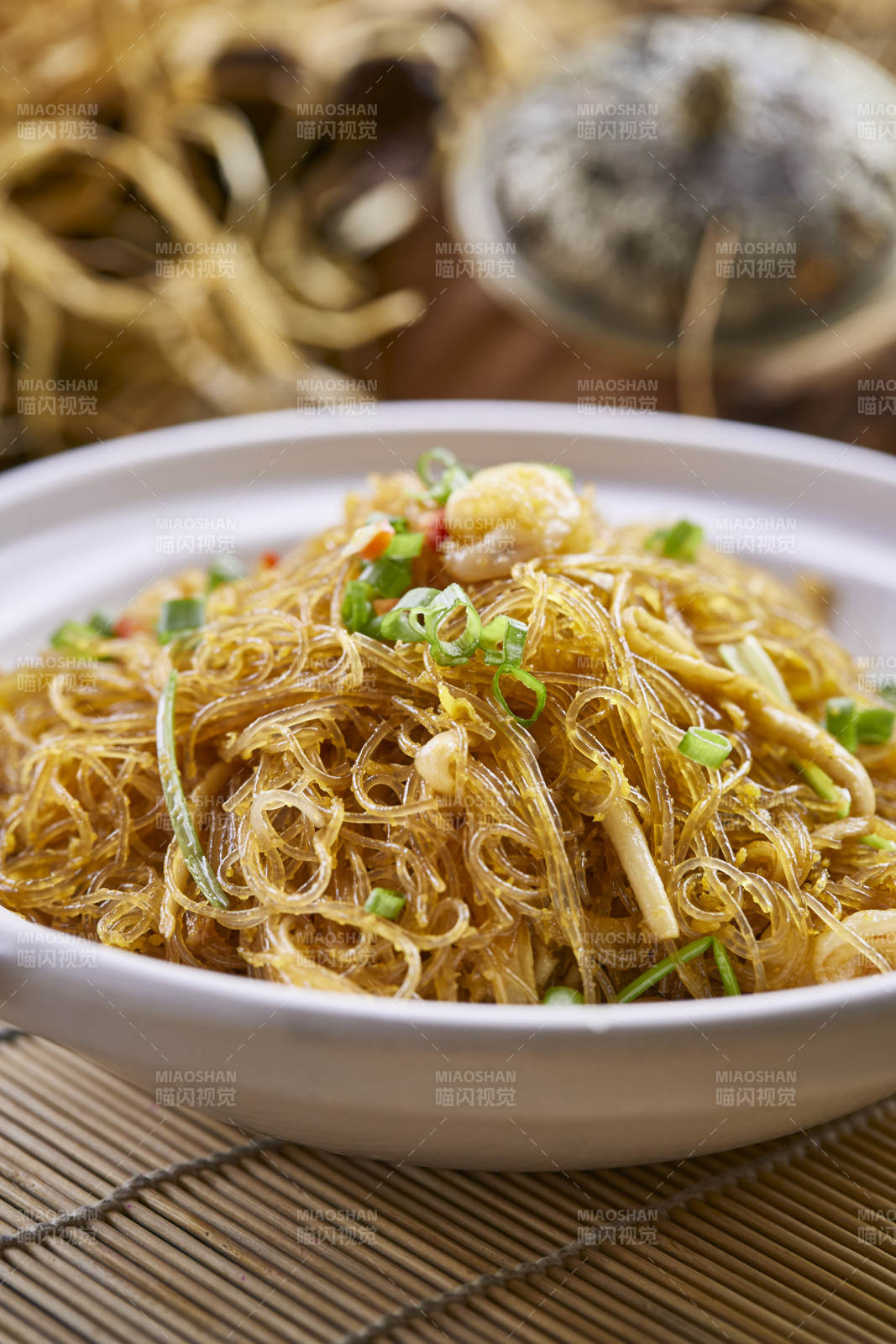 白色砂锅装的虾仁水晶粉丝煲图片