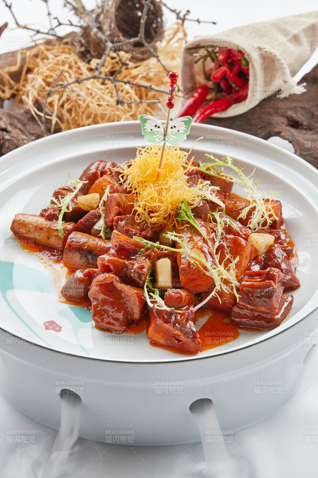 精美瓷餐具装的红烧带皮驴肉铁棍山药图片