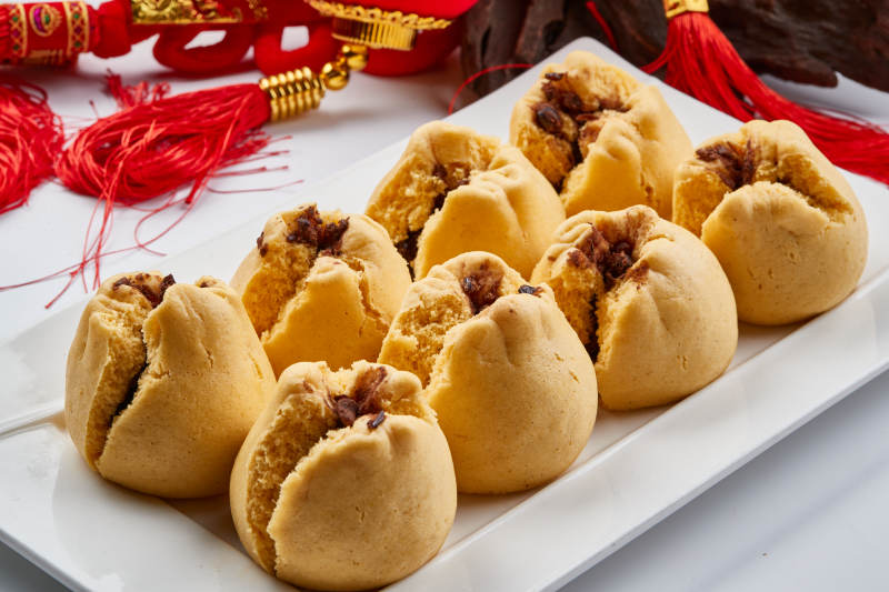 精美餐具装的糜子面豆馅开花黄馍馍图片