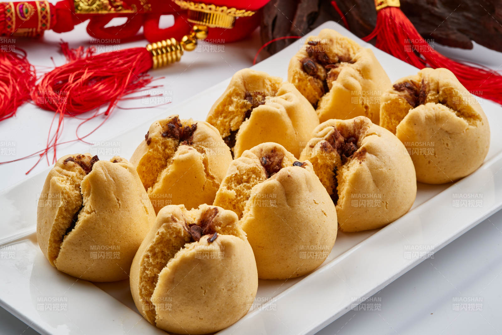 精美餐具装的糜子面豆馅开花黄馍馍图片