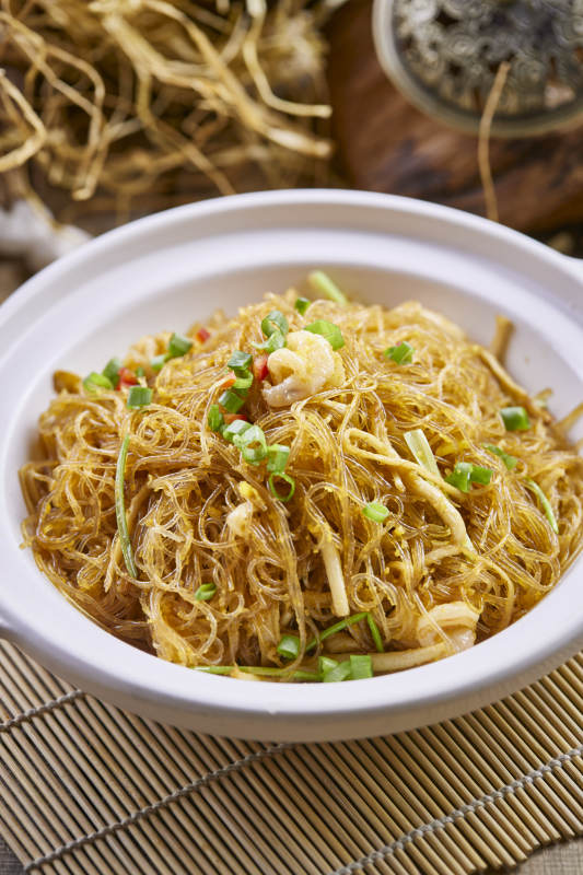 白色砂锅装的虾仁水晶粉丝煲图片