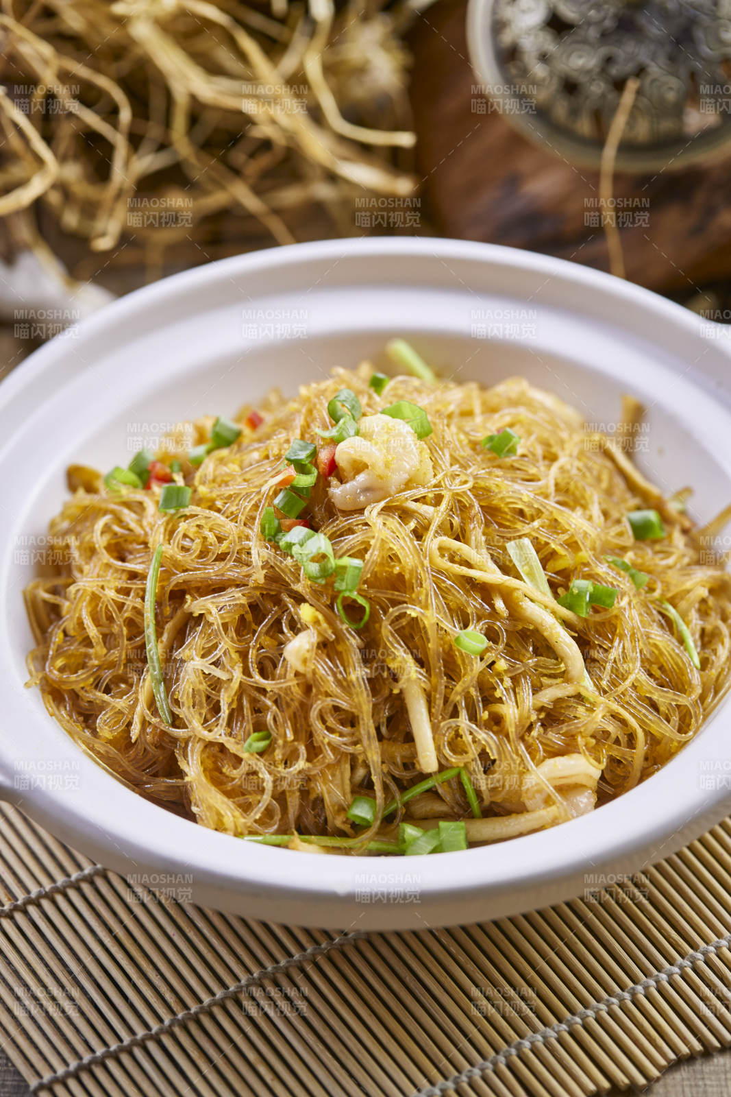 白色砂锅装的虾仁水晶粉丝煲图片