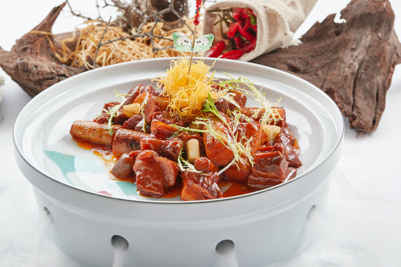 精美瓷餐具装的红烧带皮驴肉铁棍山药图片