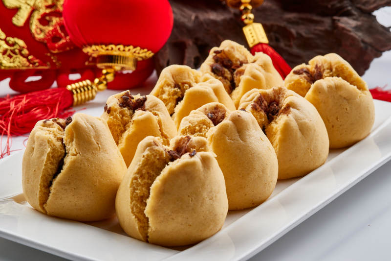 精美餐具装的糜子面豆馅开花黄馍馍图片