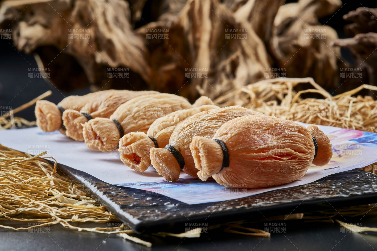 黑色背景上的美味酥脆的口袋榴莲酥图片