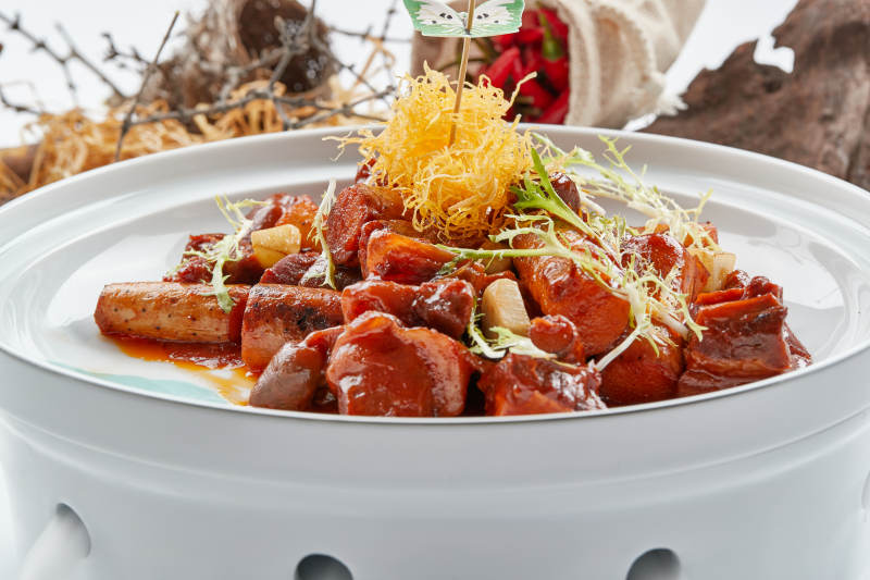 精美瓷餐具装的红烧带皮驴肉铁棍山药图片