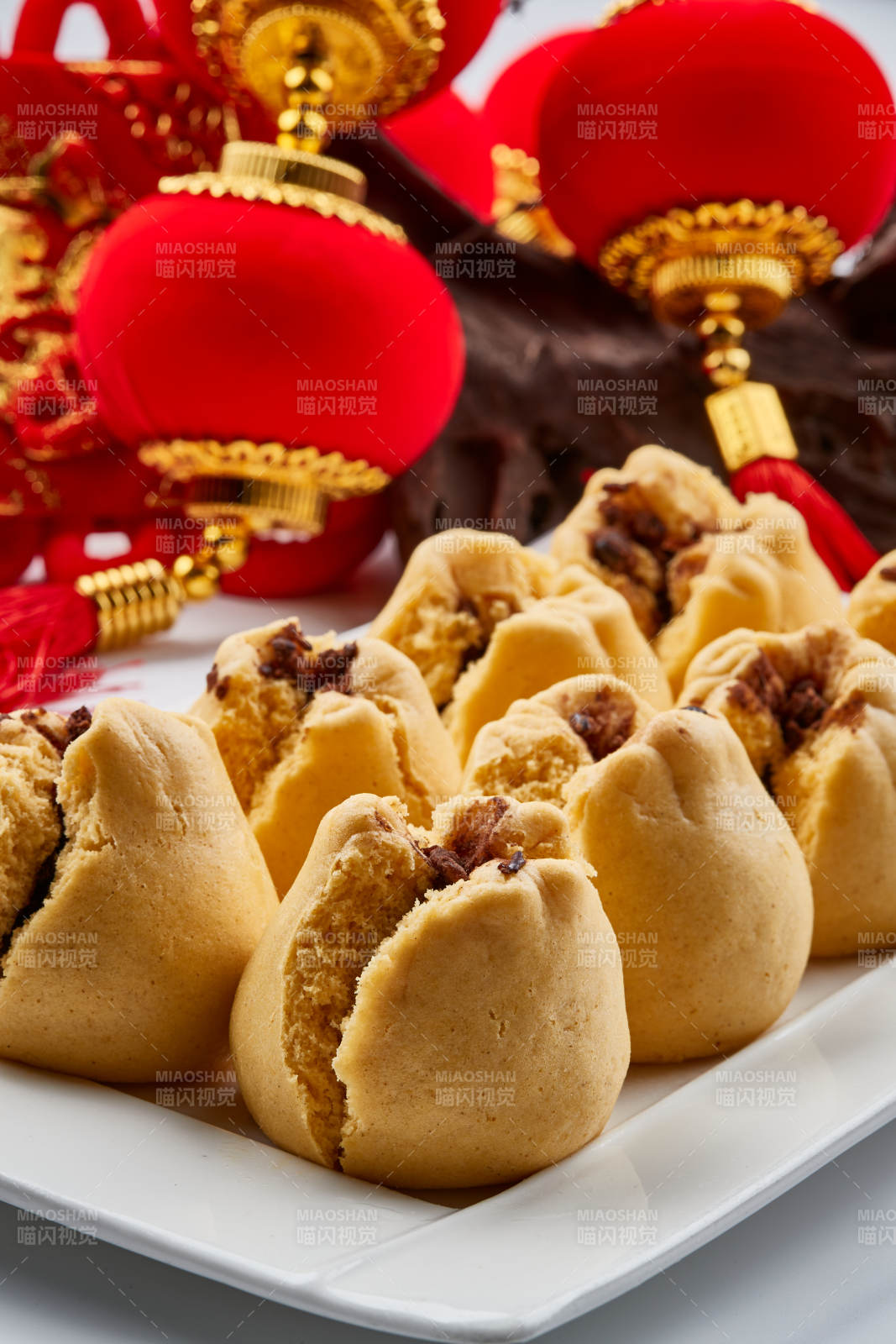 精美餐具装的糜子面豆馅开花黄馍馍图片