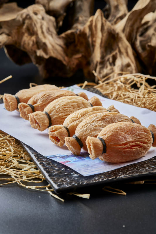 黑色背景上的美味酥脆的口袋榴莲酥图片