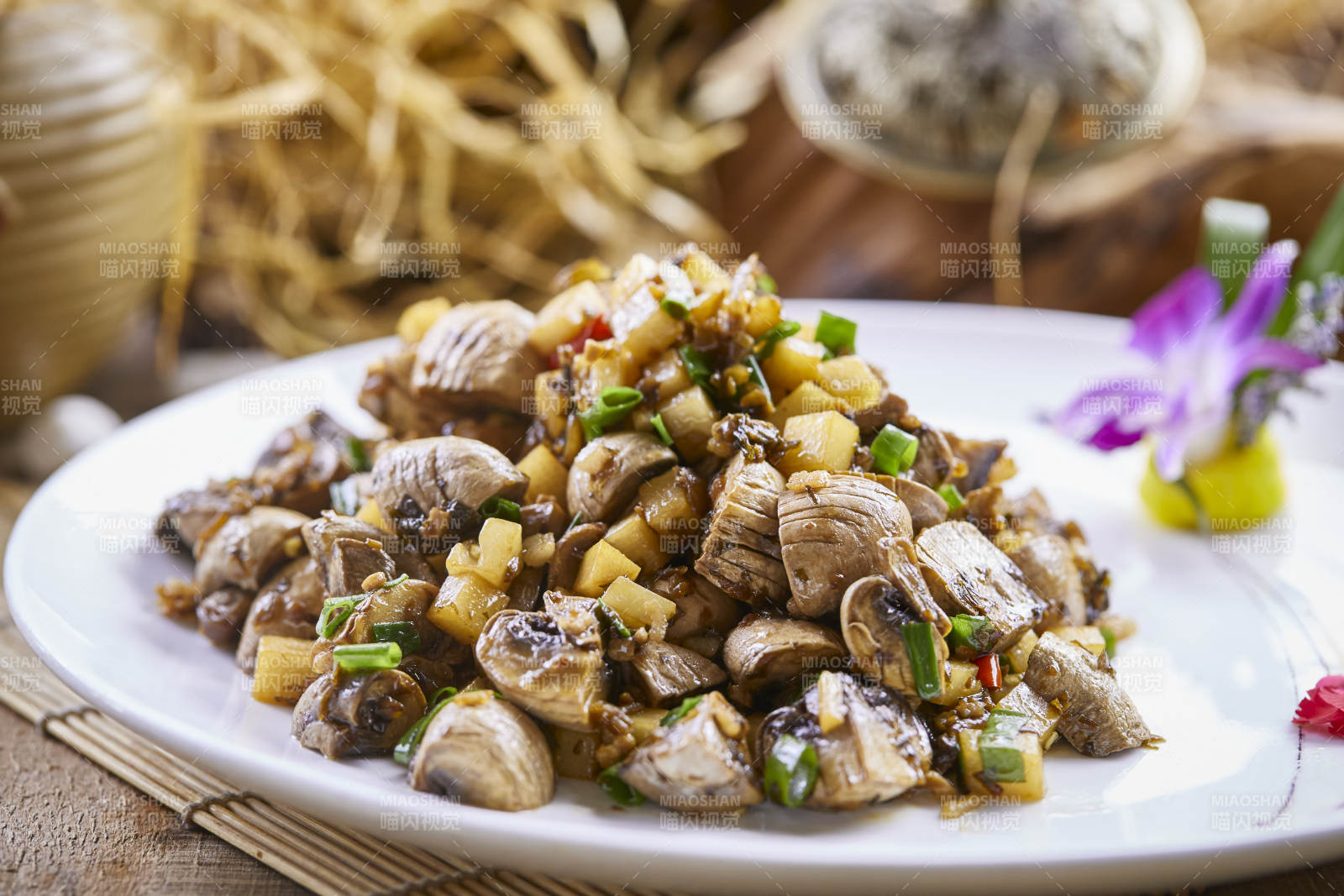 素烧土豆丁坝上鲜口蘑图片