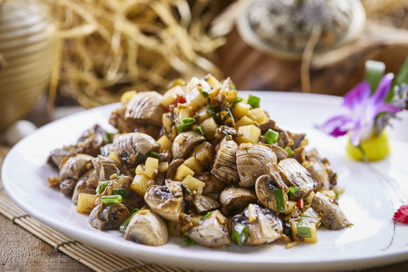 素烧土豆丁坝上鲜口蘑图片