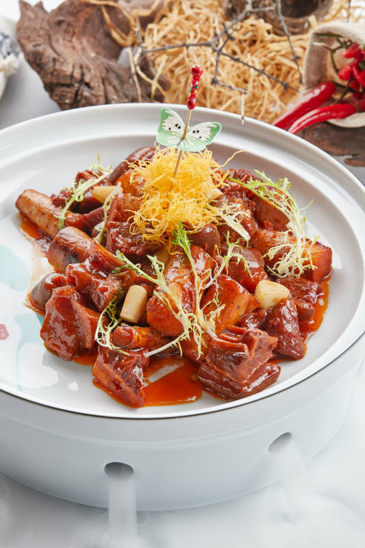 精美瓷餐具装的红烧带皮驴肉铁棍山药图片