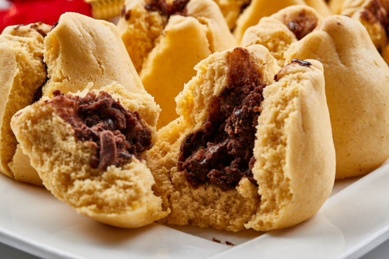 精美餐具装的糜子面豆馅开花黄馍馍图片