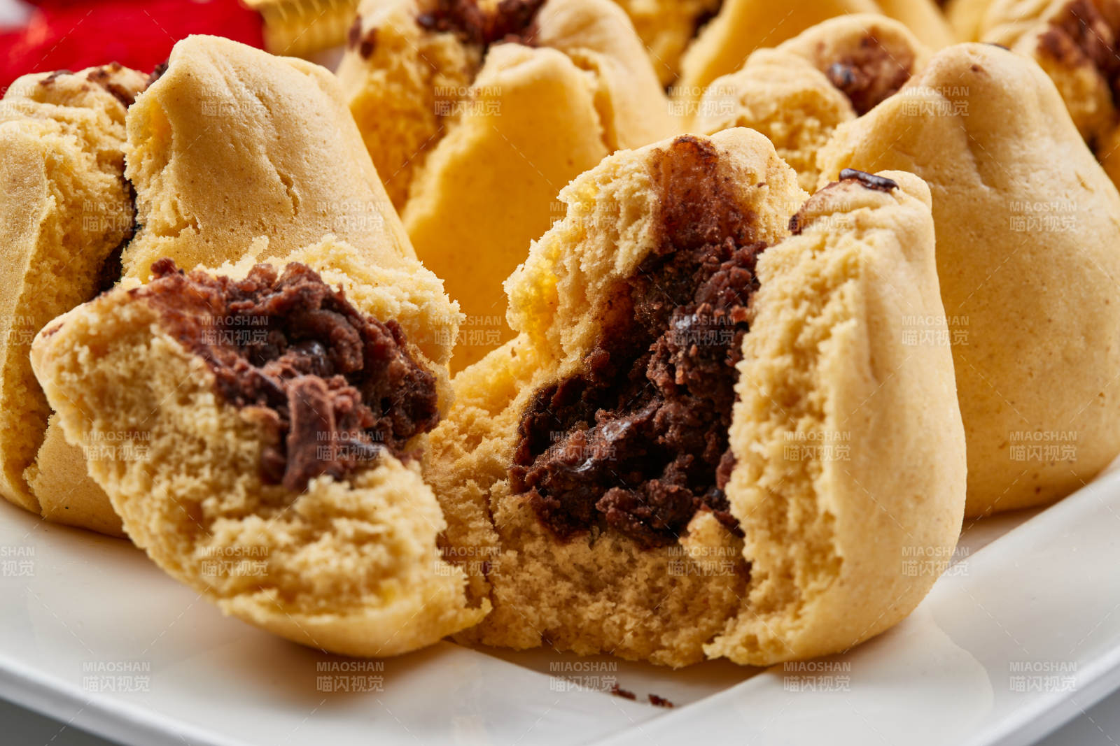 精美餐具装的糜子面豆馅开花黄馍馍图片